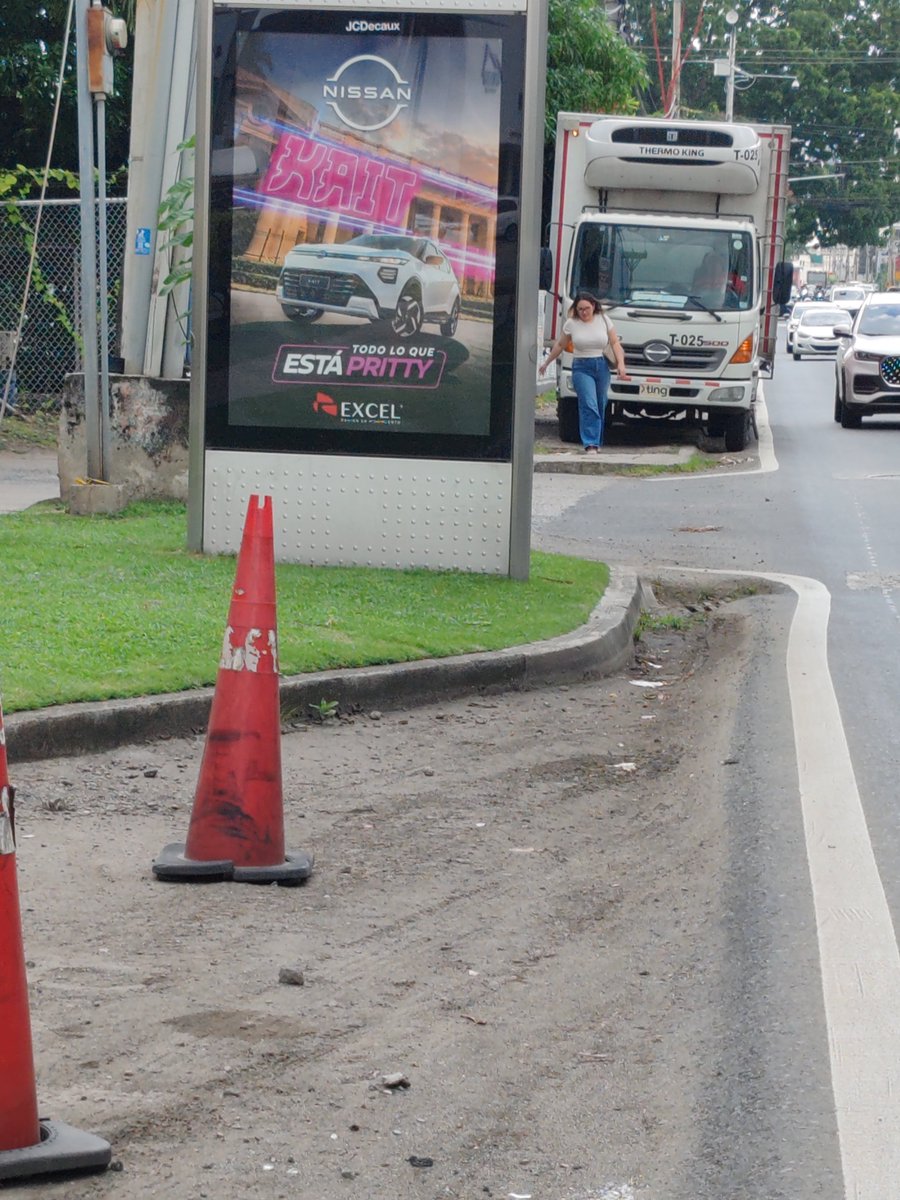 MauricioEspejoF's tweet photo. @JcSanFco cuando intenta arreglar, moficar una zona pasa esto, el problema no se va...se mueve.

Ahora los camiones esperan su turno para despachar en el Xtra de vía Israel sobre la vía de tránsito humano. https://t.co/TsGsvK7Xvg