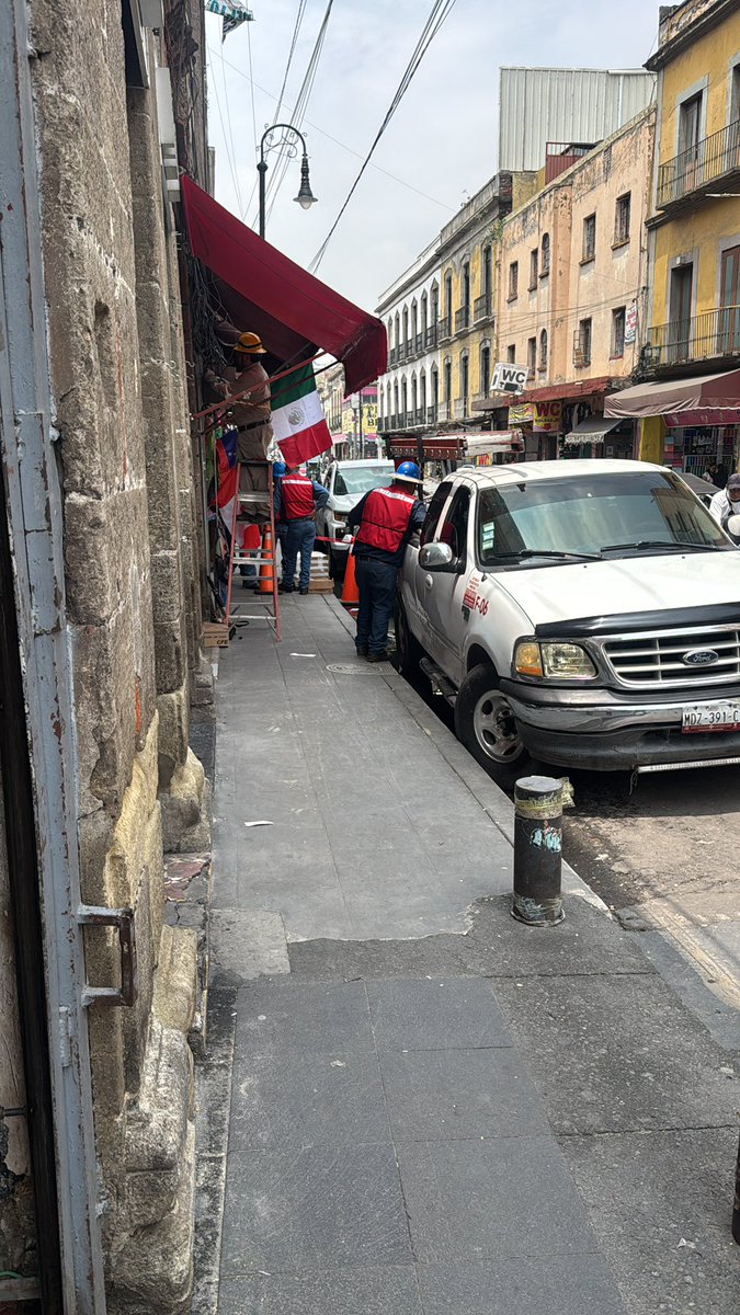 SaidPatricio's tweet photo. @CFEmx está personal de ustedes trabajando en centro histórico CDMX ya los dejaron sin servicio https://t.co/a4HiKviuAR
