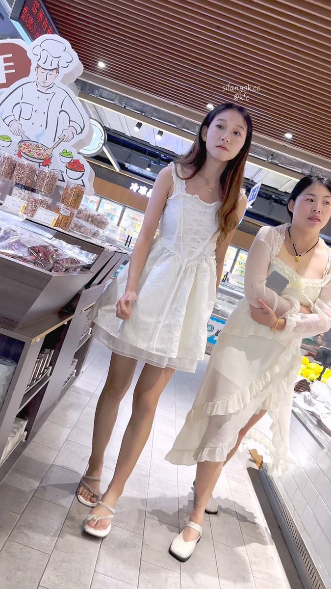 Bckcbt's tweet photo. 年轻少妇和闺蜜们逛街白色微透骚内前后抄底御姐风 #街拍美女 #反差 #街拍抄底  #裙底 https://t.co/bc10z2Lr8V