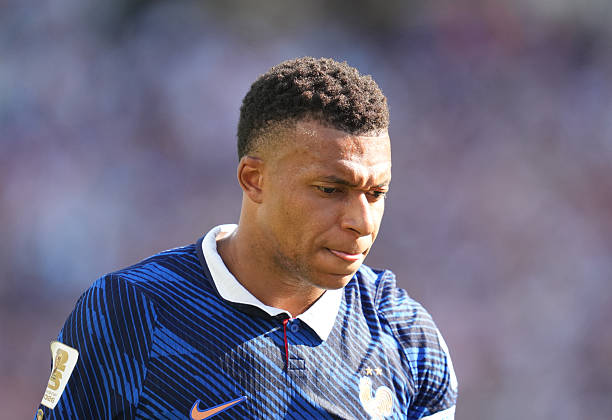 Mercado_Ingles's tweet photo. 🚨🗣️ 𝗨𝗟𝗧𝗜𝗠𝗔 𝗛𝗢𝗥𝗔 Kylian Mbappe responde a la declaratoria de la senadora de Paraguay:

"Madame Celeste Amarilla, Usted es una mujer despreciable e indigna de su cargo. 

Usted no representa al Paraguay, ese país que ha sudado pasión y honor a lo largo de toda la competición. Por su inconsciencia y su racismo sin complejos, el mundo entero ya ha olvidado el recorrido y el esfuerzo histórico que sus jugadoras lograron durante esta copa del mundo, dejando paso a una dama incompetente que ofrece la peor imagen posible de su país. 

Nunca permitiré que personas como ella tengan la libertad de propagar su odio y su racismo por todo el mundo." ❌🇵🇾