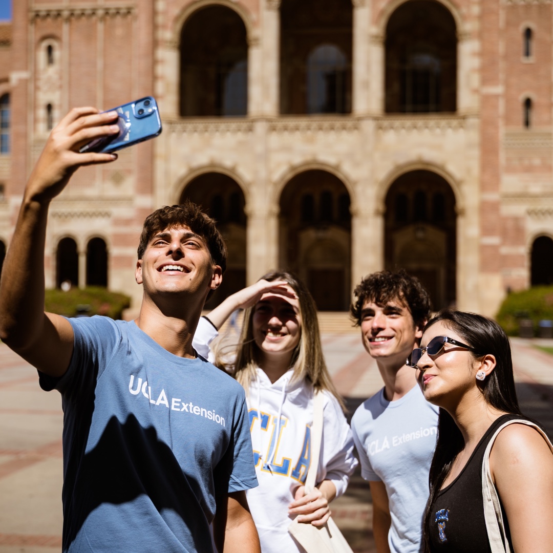 uclaextension's tweet photo. Showing campus some love with summer selfies in front of Royce Hall. ☀️ #UCLA #UCLAx https://t.co/3brfhqGoNM