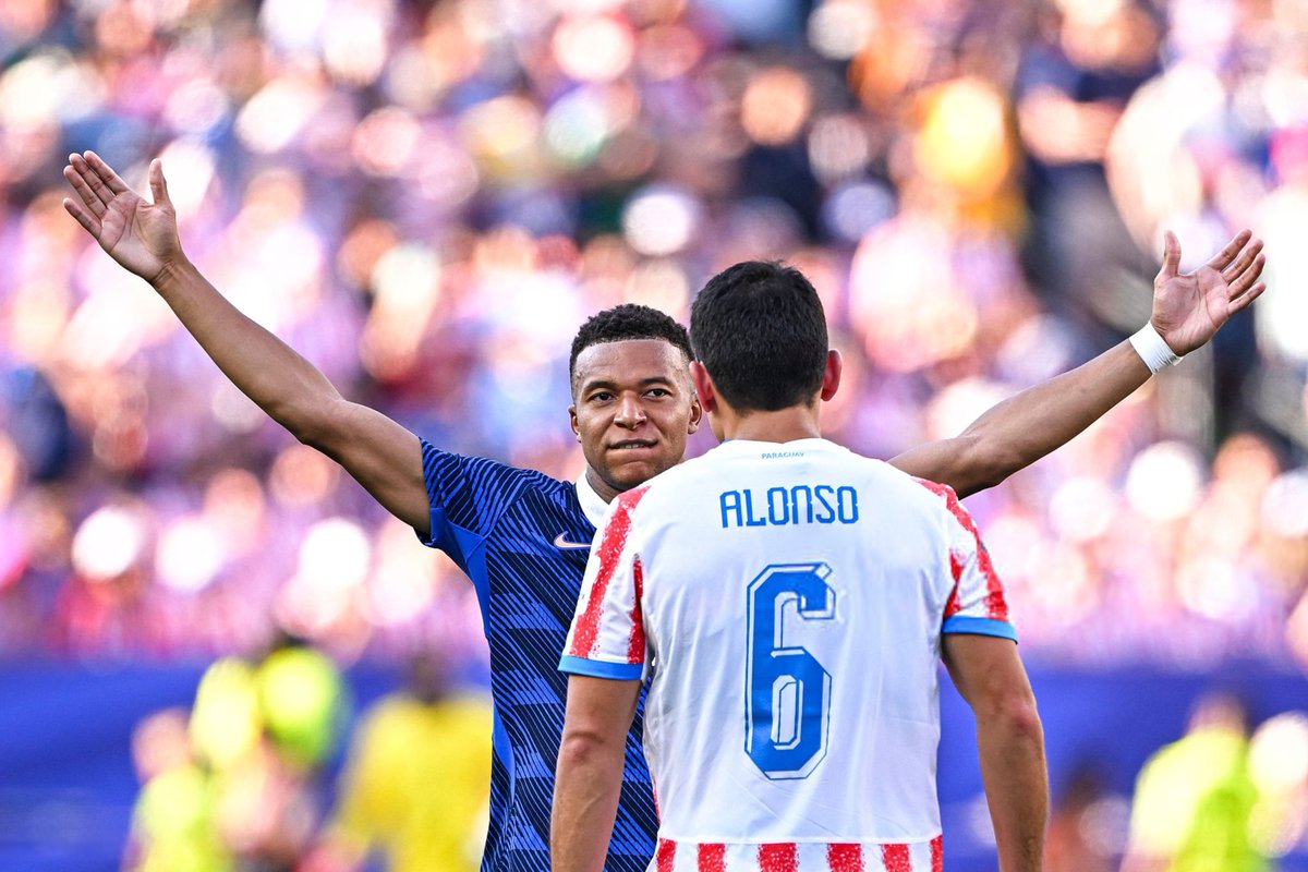 ActuFoot_'s tweet photo. 🚨🚨 KYLIAN MBAPPÉ 🇫🇷 RÉPOND AUX PROPOS RACISTES DE LA SÉNATRICE PARAGUAYENNE ! 

« Madame Celeste Amarilla,  

Vous êtes une femme MÉPRISABLE et INDIGNE de sa fonction.  

Vous ne représentez pas le Paraguay, ce pays qui a transpiré la passion et l’honneur tout au long de la compétition. 

Par votre inconscience et votre racisme décomplexé, le monde entier a déjà oublié le parcours et l’effort historique que vos joueurs ont réalisés durant cette Coupe du monde pour laisser place à une dame INCOMPÉTENTE donnant LA PIRE IMAGE POSSIBLE DE SON PAYS.

Je ne laisserai jamais aux gens comme elle, la liberté de laisser propager leur haine et leur racisme à travers le monde. » 

👏👏👏👏👏