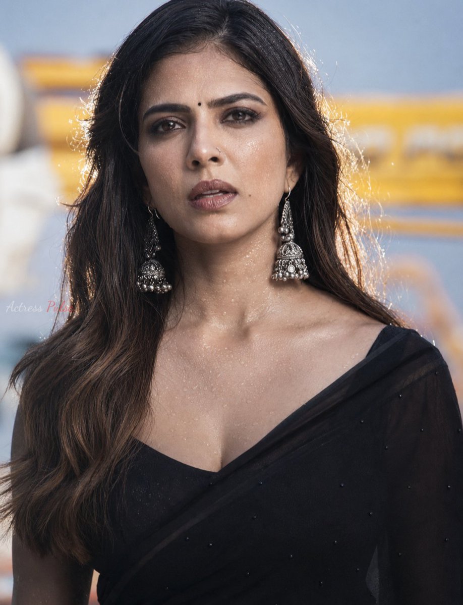 ActressPulseHQ's tweet photo. Malavika Mohanan in black saree pure level of madness 👀🖤😱 https://t.co/Y5f7s1MN0f