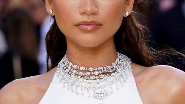 pankowlv's tweet photo. zendaya as athena details. https://t.co/8wW7ljPSof