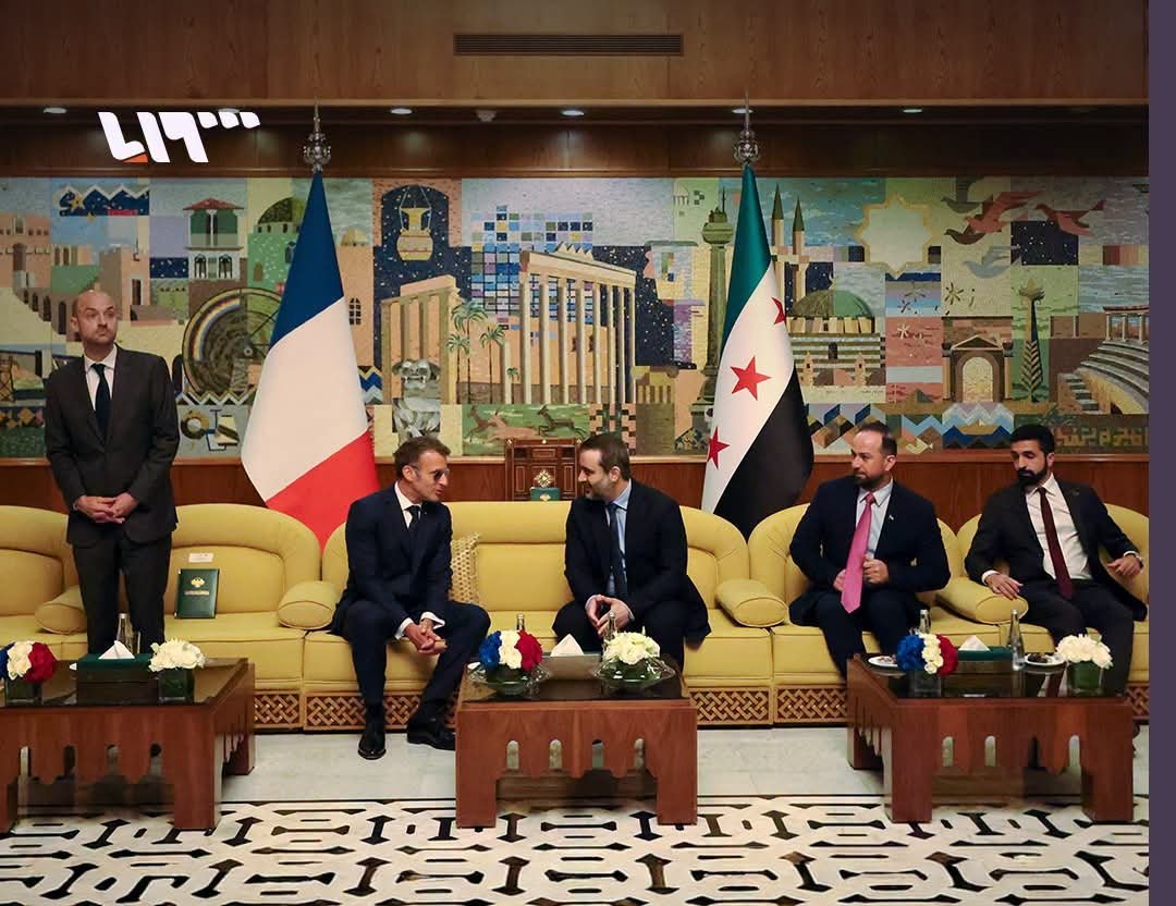 alswryayas's tweet photo. • المصدر الرئاسي الفرنسي: لازم تنضبط الحدود اللبنانية السورية حتى ينحرم حزب الله من أي تدفّق لمواد غير مشروعة، وكمان مطلوب من سوريا تحترم سيادة لبنان.
• المصدر الرئاسي الفرنسي: زيارة ماكرون لدمشق هي تحية لشجاعة الشعب السوري وتضحياته.
• الزيارة كمان رح تركّز على ملف إعادة الإعمار، وتعزيز التعاون الاقتصادي والتجاري بين فرنسا وسوريا.
• مع ماكرون وصل وفد بيضم مستثمرين ورجال أعمال وممثلين عن شركات فرنسية كبرى لبحث فرص التعاون والاستثمار.
 #دمشق_تستقبل_فرنسا #ماكرون #سوريا_الجديدة