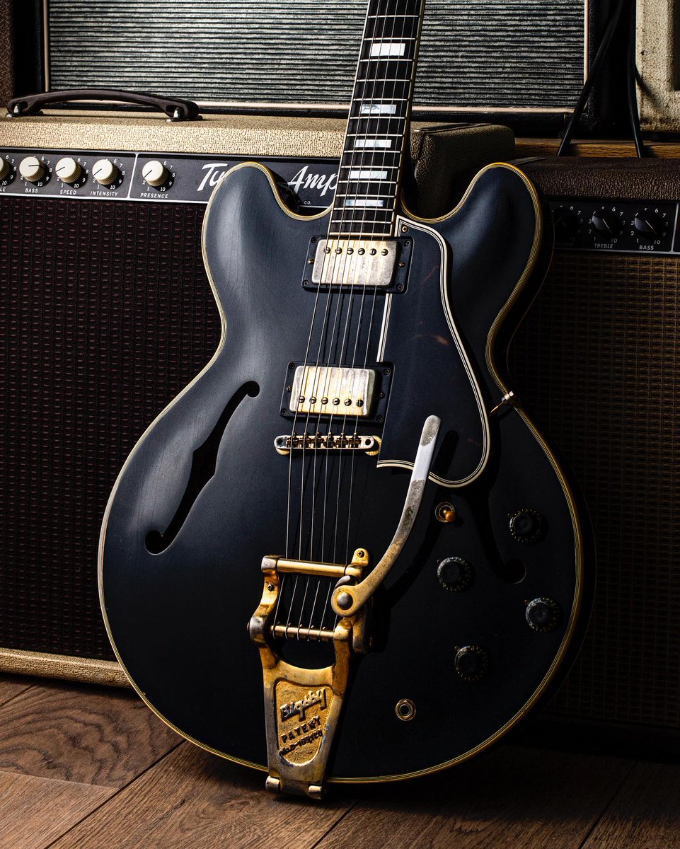 muerdekeroyo's tweet photo. 1960 Black Gibson ES-335  
#guitar #Gibson #VintageGuitarMonday https://t.co/cmgqHTJJiv