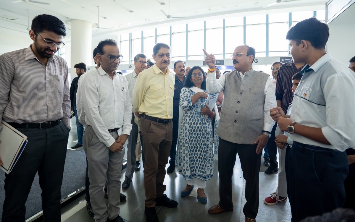cm_shri_schools's tweet photo. #CMShriSchools Future Maker Bootcamp concluded at #IIITDelhi with 100 students showcasing robotics innovations.
Hon’ble Education Minister Shri Ashish Sood witnessed the showcase as MoUs were signed with #DTU, #IIITDelhi, #DSEU & #IGDTUW to strengthen future-ready education. 🤝 https://t.co/msqmPtJedB
