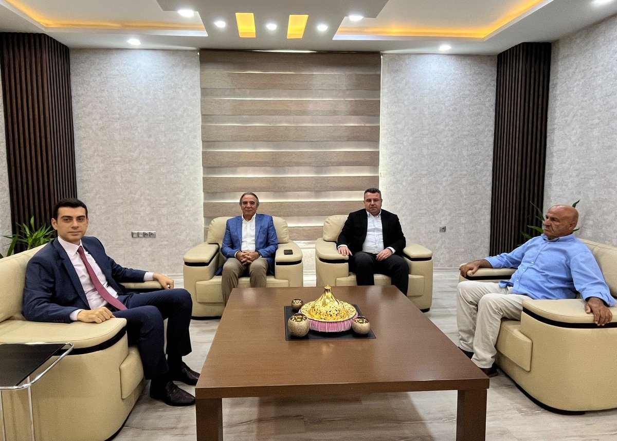 bozovakaymakam's tweet photo. Eski AK Parti Şanlıurfa Milletvekili Prof. Dr. Mazhar BAĞLI ile Bozova Mehmet Enver YILDIRIM Devlet Hastanesi Başhekimi Dr. Mehmet Fatih AKSOY, Kaymakamımız Sn. Reşit Özer ÖZDEMİR'i makamında ziyaret etti. @rozerozdemir https://t.co/c75jIIL3UM
