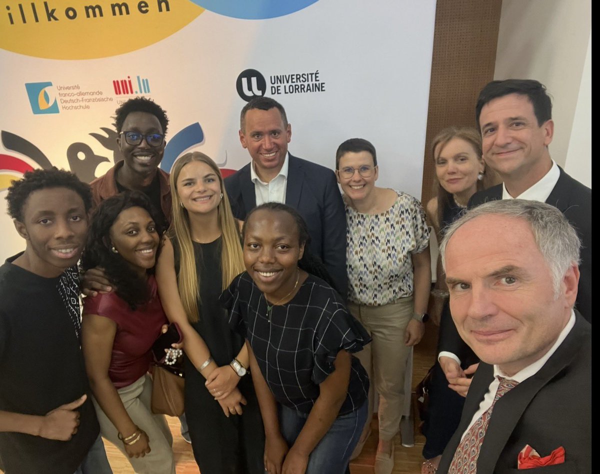 jerome_spinoza's tweet photo. Volontariat in der #Frankophonie : es spielt auch im #Saarland 🎬
Froh bei der ✍️ einer 🇩🇪🇫🇷🇨🇲 Partnerschaft durch Staatssekretär Lindemann, @DelaunayYannFV & der #HTW gewesen zu sein.
👏🏽 an Nadia Louvier die vom #DFHI / #ISFATES in #Kamerun beim #HITAS eingesetzt sein wird! https://t.co/dnCZCznC97