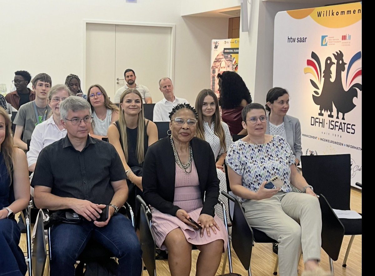 jerome_spinoza's tweet photo. Volontariat in der #Frankophonie : es spielt auch im #Saarland 🎬
Froh bei der ✍️ einer 🇩🇪🇫🇷🇨🇲 Partnerschaft durch Staatssekretär Lindemann, @DelaunayYannFV & der #HTW gewesen zu sein.
👏🏽 an Nadia Louvier die vom #DFHI / #ISFATES in #Kamerun beim #HITAS eingesetzt sein wird! https://t.co/dnCZCznC97