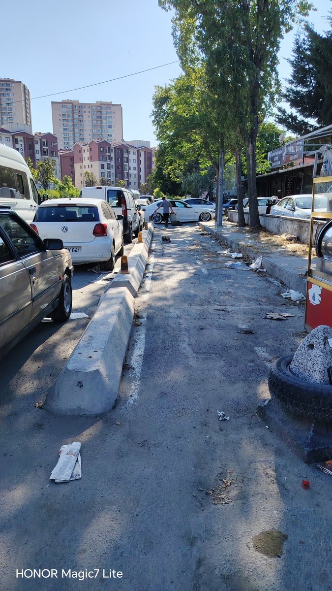 TyknMrtn's tweet photo. Alibeyköy başak oto sanayi önünde bulunan bisiklet yolunu sürekli olarak esnaf otopark olarak kullanıyor yada araç tamir ediyor bunların dokunulmazlık mı var @EmniyetGM @eyupbelediyesi @IBBcozummerkezi @istanbulbld @Bugep_ @cezayirdogan @EmniyetGM #SONDAKİKA @arabadan_in https://t.co/AoLtG3alB2