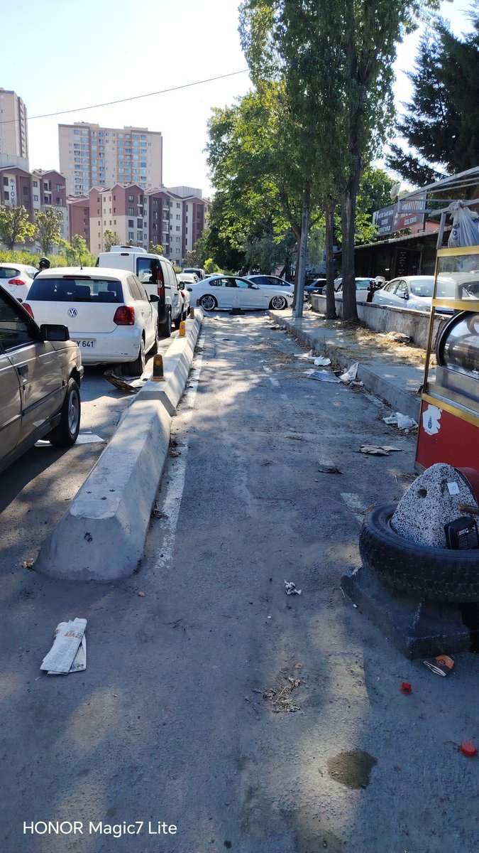 TyknMrtn's tweet photo. Alibeyköy başak oto sanayi önünde bulunan bisiklet yolunu sürekli olarak esnaf otopark olarak kullanıyor yada araç tamir ediyor bunların dokunulmazlık mı var @EmniyetGM @eyupbelediyesi @IBBcozummerkezi @istanbulbld @Bugep_ @cezayirdogan @EmniyetGM #SONDAKİKA @arabadan_in https://t.co/AoLtG3alB2