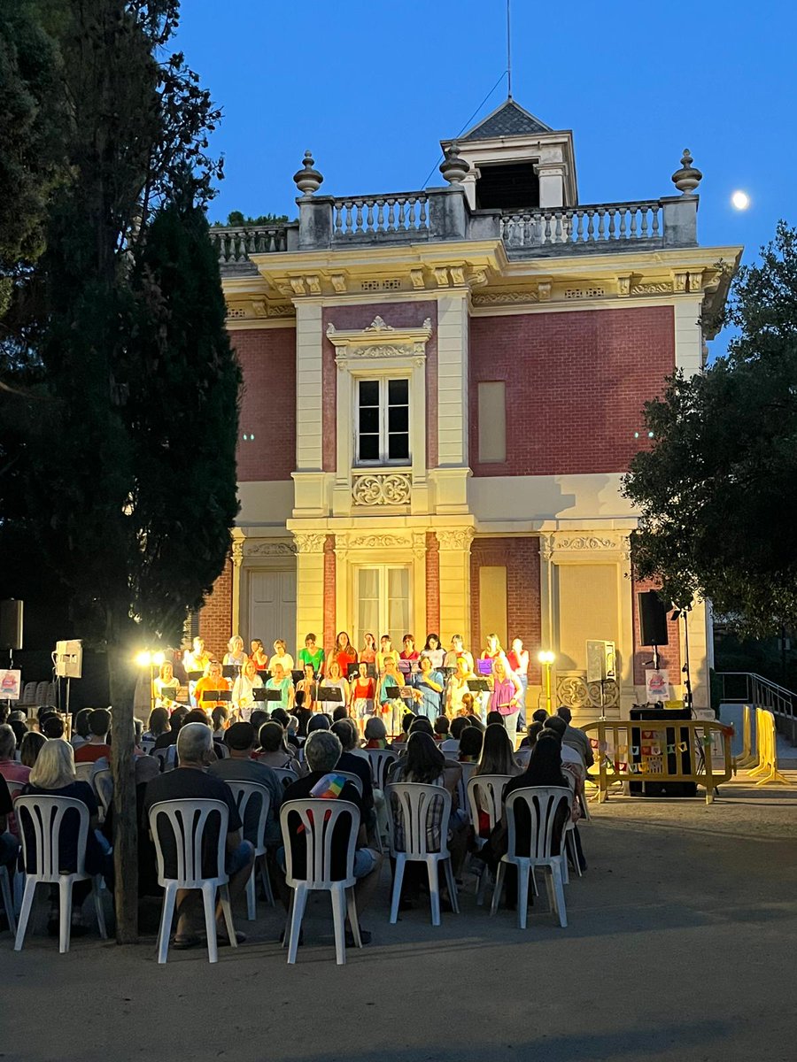CasalLambda's tweet photo. Gràcies al taller @femcant de @avencesplugues pel concert solidari “Cartes sàfiques” 🎶Vam viure una nit màgica de cultura i memòria feminista.
I gràcies al públic! El vostre donatiu a la taquilla inversa es destinarà íntegrament a donar suport als projectes del Casal Lambda 🤝💜 https://t.co/ZQi0eb8ZMb