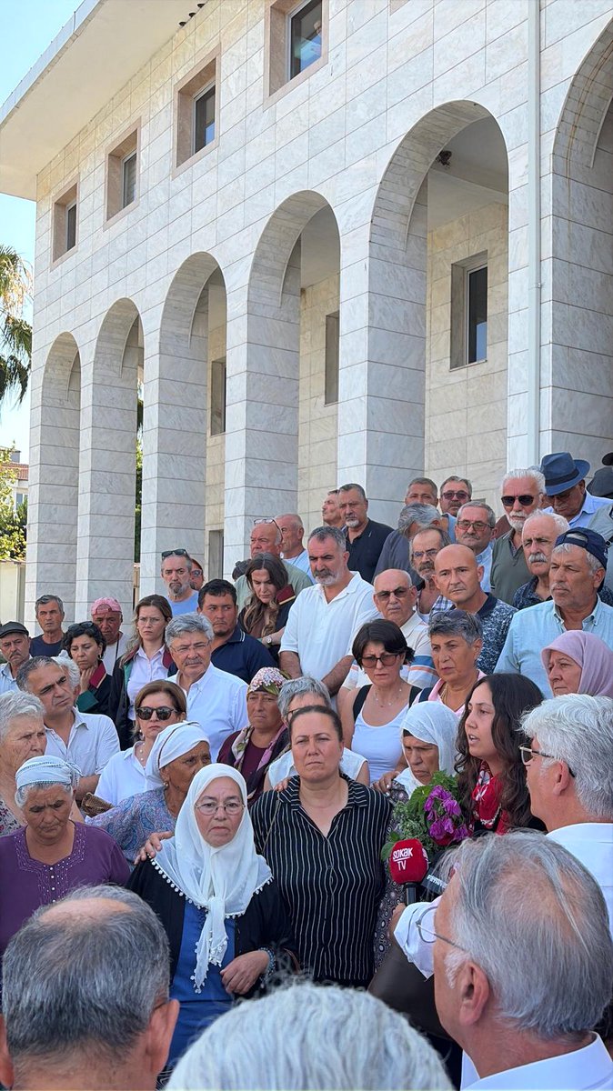 TARIM_ORKAM_SEN's tweet photo. YAŞAMI SAVUNMAK SUÇ DEĞİLDİR, ESRA ARKADAŞIMIZ'A VERİLEN HUKUKSUZ KARARLAR GERİ ÇEKİLMELİDİR!
Akbelen'de doğayı, toprağı ve yaşam alanlarını savunduğu için aylardır yargılanan yaşam savunucusu Esra Işık hakkında verilen 2 yıl hapis cezası, yalnızca bir yurttaşın değil, doğayı ve kamusal değerleri savunan herkesin cezalandırılmak istendiğini göstermektedir!
Esra Işık'ın yargılanmasının temelinde, anayasal bir hak olan yaşam alanlarını koruma mücadelesi bulunmaktadır. Üstelik dava süreci devam ederken acele kamulaştırma kararının yürütmesi de durdurulmuştur. Buna rağmen yaşam savunucularının sanık sandalyesine oturtulması, hukukun şirketlerin çıkarlarını koruyan bir araca dönüştürülmeye çalışıldığını ortaya koymaktadır.
Doğayı, ormanları, suyu ve tarım alanlarını korumak suç değildir. Suç olan; kamu yararını hiçe sayan, ekolojik yıkımı derinleştiren politikalarda ısrar etmek ve bu politikalara itiraz edenleri baskı altına almaktır. Yargı, yaşamı savunanları değil; doğa talanına yol açan uygulamaları sorgulamalıdır.
Tarım Orkam-Sen olarak, Esra Işık hakkında verilen bu hukuksuz kararı kabul etmiyoruz. Ekolojik mücadeleyi kriminalize etmeye, yaşam savunucularını yargı eliyle susturmaya yönelik her girişimin karşısındayız.
Yaşamı, emeği ve doğayı savunmak suç değildir. Esra Işık yalnız değildir. Hukuksuz kararlar geri çekilmeli, adalet gecikmeksizin sağlanmalıdır!
Tarım Orkam-Sen