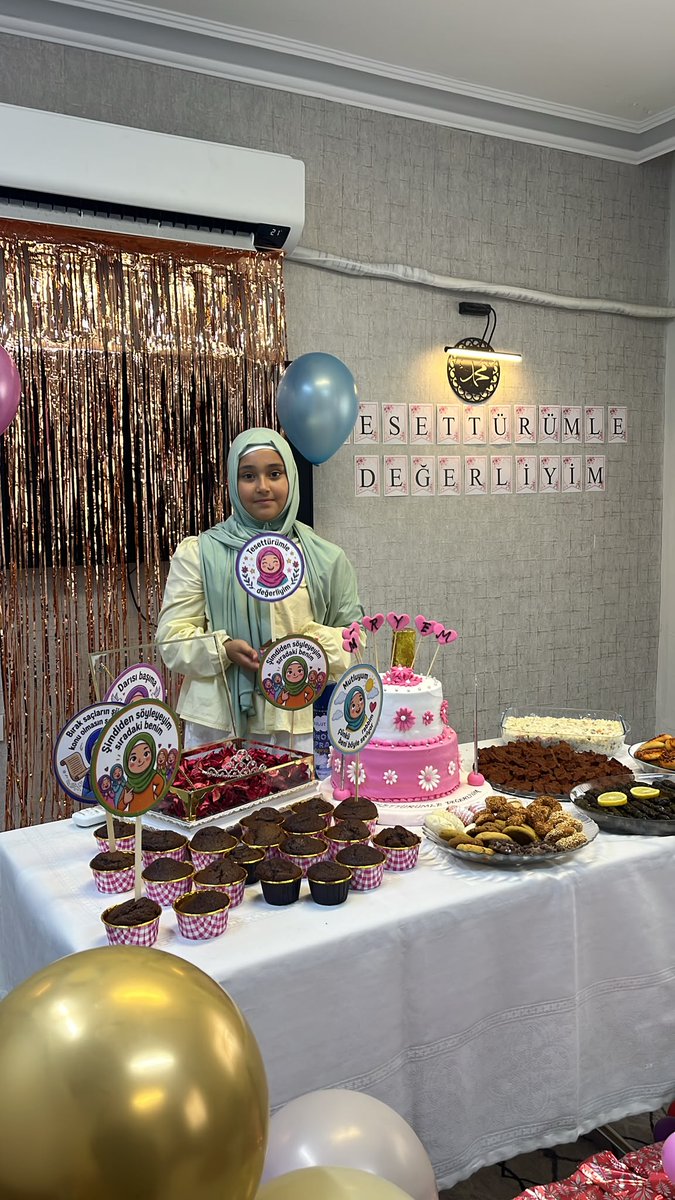 furkanncocuk's tweet photo. Meryem'in Tesettür Kutlaması 🥹✨

Meryem bugün tesettüre girme kararı almış ve annesi arkadaşlarıyla beraber Meryem'in bu güzel kararını kutlamak üzere çook güzel bir organizasyon hazırlamış 🥹💖

Meryem'e olan güzel dileklerinizi iletmeniz için yorumlarda buluşalım ✍🏻🤍 https://t.co/B06IuTUHJ4
