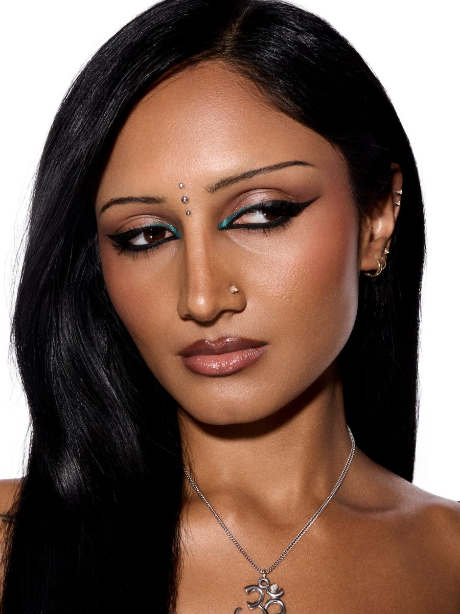 MACcosmetics's tweet photo. This high-impact eye look? All it takes is new high-performance MAC Kajal Excess Longwear Smoky Eye Liner in two pigment-rich shades: Peacock and Pitch.

Model: @rhearaj

Available exclusively at MAC and @ultabeauty

#MACKajalExcess https://t.co/5PZGrSKyE5