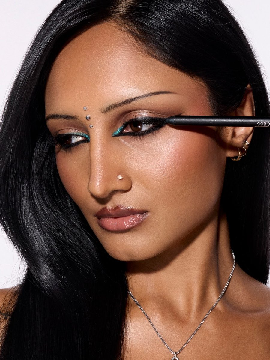 MACcosmetics's tweet photo. This high-impact eye look? All it takes is new high-performance MAC Kajal Excess Longwear Smoky Eye Liner in two pigment-rich shades: Peacock and Pitch.

Model: @rhearaj

Available exclusively at MAC and @ultabeauty

#MACKajalExcess https://t.co/5PZGrSKyE5