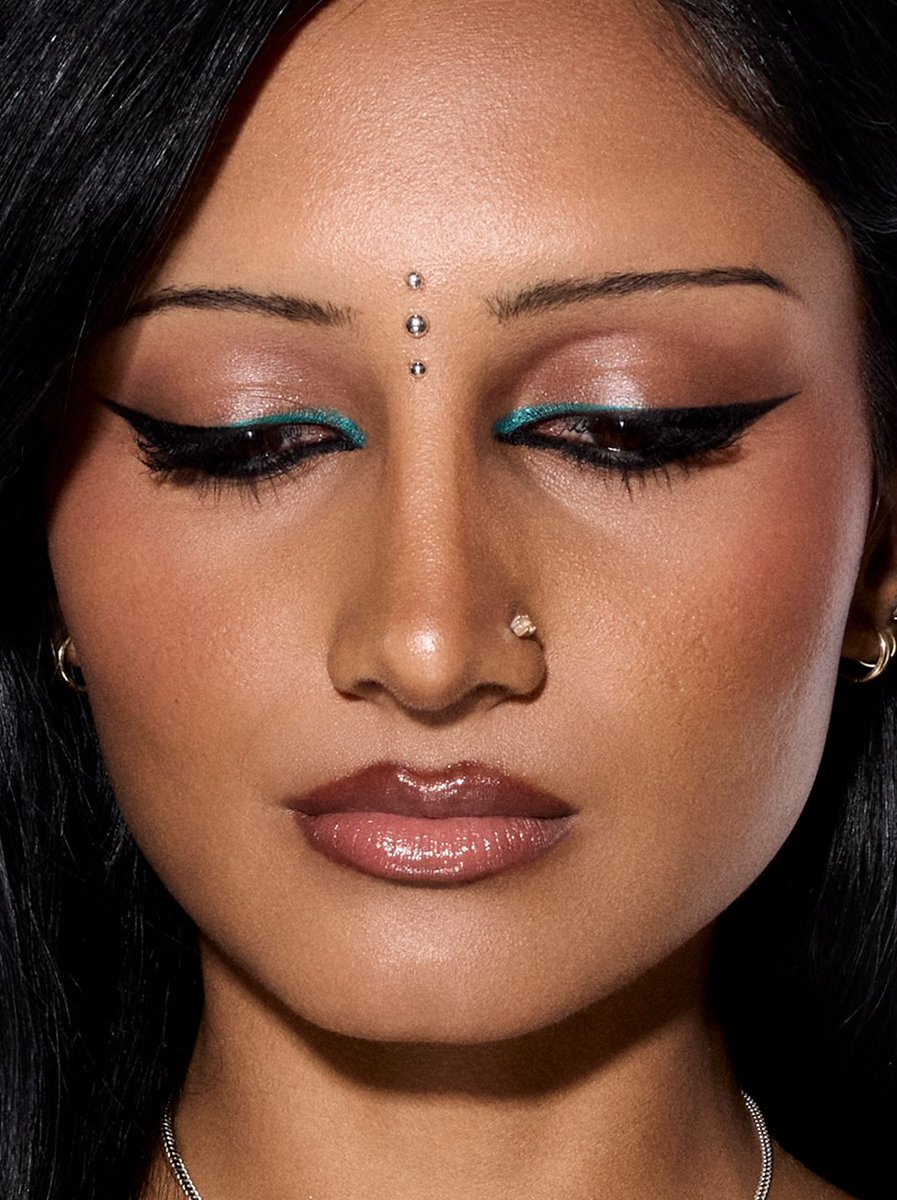MACcosmetics's tweet photo. This high-impact eye look? All it takes is new high-performance MAC Kajal Excess Longwear Smoky Eye Liner in two pigment-rich shades: Peacock and Pitch.

Model: @rhearaj

Available exclusively at MAC and @ultabeauty

#MACKajalExcess https://t.co/5PZGrSKyE5