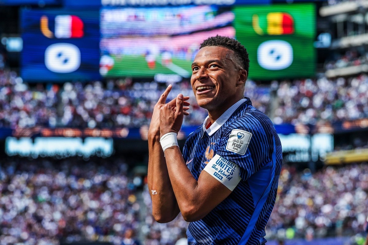 CerfiaFR's tweet photo. 🚨🇫🇷🇵🇾 FLASH | Kylian Mbappé RÉPOND à Celeste Amarilla, sénatrice paraguayenne, après qu’elle l’a traité de "camerounais colonisé […] qui tétait des noix de coco" :

"Madame Celeste Amarilla, 
Vous êtes une femme méprisable et indigne de sa fonction. 
Vous ne représentez pas le Paraguay, ce pays qui a transpiré la passion et l’honneur tout au long de la compétition. Par votre inconscience et votre racisme décomplexé, le monde entier a déjà oublié le parcours et l’effort historique que vos joueurs ont réalisés durant cette coupe du monde pour laisser place à une dame incompétente donnant la pire image possible de son pays. 
Je ne laisserai jamais aux gens comme elle, la liberté de laisser propager leur haine et leur racisme à travers le monde".