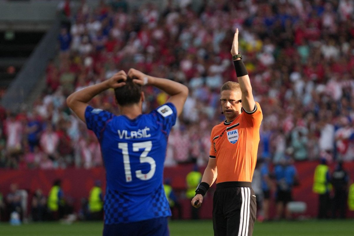 CroatiaFooty's tweet photo. 🚨🇭🇷 𝐁𝐑𝐄𝐀𝐊𝐈𝐍𝐆: The Croatian Football Federation (HNS) has formally lodged a complaint with FIFA over the officiating in Croatia's World Cup defeat to Portugal.

HNS argue the VAR protocol was wrongly applied for Portugal’s penalty and that Joško Gvardiol’s disallowed goal resulted from a misuse of the ball sensor technology.

[Sportske Novosti]