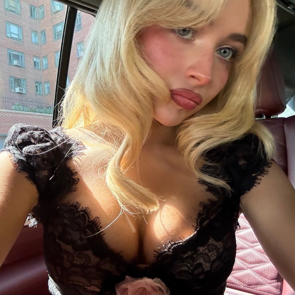 drewiananation's tweet photo. she has a severe case of a doll face https://t.co/3GjbVMymah