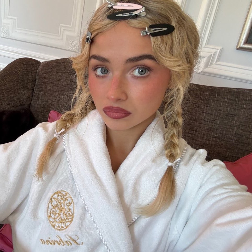 drewiananation's tweet photo. she has a severe case of a doll face https://t.co/3GjbVMymah