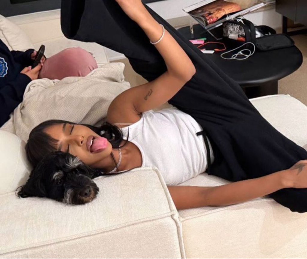 ysljennii's tweet photo. them: “she’s so quiet”  

me around my favorite people: https://t.co/4XF0zJ5JIM