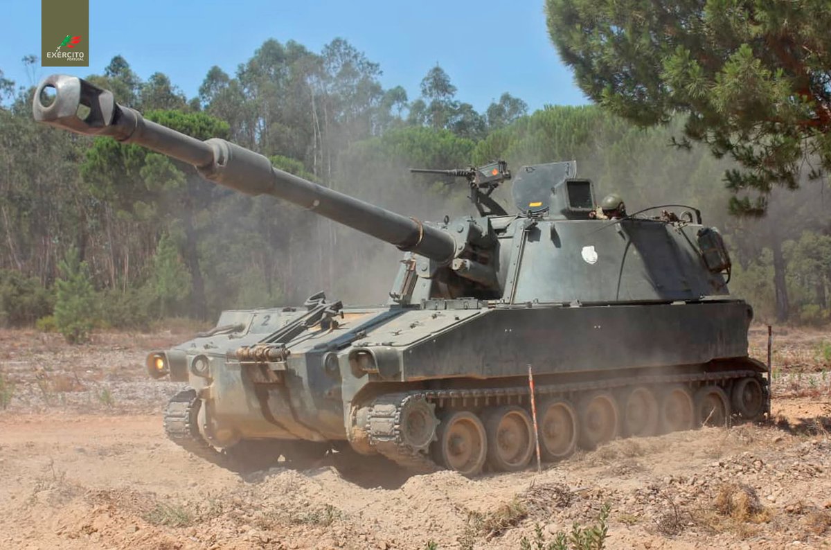 Exercito_pt's tweet photo. 𝐂𝐨𝐦𝐚𝐧𝐝𝐚𝐧𝐭𝐞 𝐝𝐨 𝐄𝐱é𝐫𝐜𝐢𝐭𝐨 𝐚𝐜𝐨𝐦𝐩𝐚𝐧𝐡𝐚 𝐟𝐮𝐭𝐮𝐫𝐨𝐬 𝐥í𝐝𝐞𝐫𝐞𝐬 𝐧𝐨 𝐭𝐞𝐫𝐫𝐞𝐧𝐨

📍 No Campo Militar de Santa Margarida, os futuros Oficiais do Exército e da Guarda Nacional Republicana enfrentam a etapa final do ano letivo: o 𝐄𝐱𝐞𝐫𝐜í𝐜𝐢𝐨 𝐋𝐄Ã𝐎 𝟐𝟔, onde o conhecimento adquirido é posto à prova no terreno.

🫡 Esta manhã, o Chefe do Estado-Maior do Exército, General Eduardo Mendes Ferrão, juntamente com o 2.º Comandante-Geral da Guarda Nacional Republicana, Tenente-General Paulo Silvério, seguiu de perto esta fase exigente da formação dos Cadetes da Academia Militar, iniciada em 27 de junho e que decorre até 9 de julho.

💪 Ao longo do Exercício, cada desafio testa a preparação, a resistência, a liderança e o espírito de missão de quem se prepara para comandar no Exército e na Guarda Nacional Republicana.

Desde sempre a honrar Portugal!
#ExércitoPortuguês #CMSM #Potencial_Humano #Cooperação_Nacional #Prontidão #Disciplina GNR - Guarda Nacional Republicana