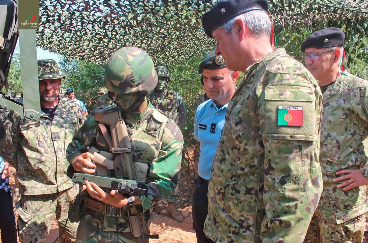 Exercito_pt's tweet photo. 𝐂𝐨𝐦𝐚𝐧𝐝𝐚𝐧𝐭𝐞 𝐝𝐨 𝐄𝐱é𝐫𝐜𝐢𝐭𝐨 𝐚𝐜𝐨𝐦𝐩𝐚𝐧𝐡𝐚 𝐟𝐮𝐭𝐮𝐫𝐨𝐬 𝐥í𝐝𝐞𝐫𝐞𝐬 𝐧𝐨 𝐭𝐞𝐫𝐫𝐞𝐧𝐨

📍 No Campo Militar de Santa Margarida, os futuros Oficiais do Exército e da Guarda Nacional Republicana enfrentam a etapa final do ano letivo: o 𝐄𝐱𝐞𝐫𝐜í𝐜𝐢𝐨 𝐋𝐄Ã𝐎 𝟐𝟔, onde o conhecimento adquirido é posto à prova no terreno.

🫡 Esta manhã, o Chefe do Estado-Maior do Exército, General Eduardo Mendes Ferrão, juntamente com o 2.º Comandante-Geral da Guarda Nacional Republicana, Tenente-General Paulo Silvério, seguiu de perto esta fase exigente da formação dos Cadetes da Academia Militar, iniciada em 27 de junho e que decorre até 9 de julho.

💪 Ao longo do Exercício, cada desafio testa a preparação, a resistência, a liderança e o espírito de missão de quem se prepara para comandar no Exército e na Guarda Nacional Republicana.

Desde sempre a honrar Portugal!
#ExércitoPortuguês #CMSM #Potencial_Humano #Cooperação_Nacional #Prontidão #Disciplina GNR - Guarda Nacional Republicana