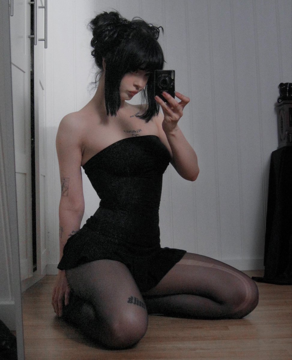 EllieWilli66408's tweet photo. Like and Rt to get my attention ~

Ambush me properly and ask for my weakness list ~ 
I won't respond to hey or battle 
So choose your words wisely ~
Need some finsubs too 🤭
#wankbattle #wankchat #goonette
#bbc #goon #gooner #femdom https://t.co/k0vKvwPGEl