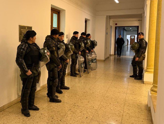 mesa_cytec's tweet photo. 🚨 El #cientificidio avanza con militarización: una nueva Noche de los Bastones Largos

El proyecto cientificida de Javier Milei  llegó al extremo de la militarización de los organismos científicos y tecnológicos.

✍️ Comunicado de la Mesa Federal 👉  https://t.co/67tlyxqg8Z https://t.co/woO0GxRan9