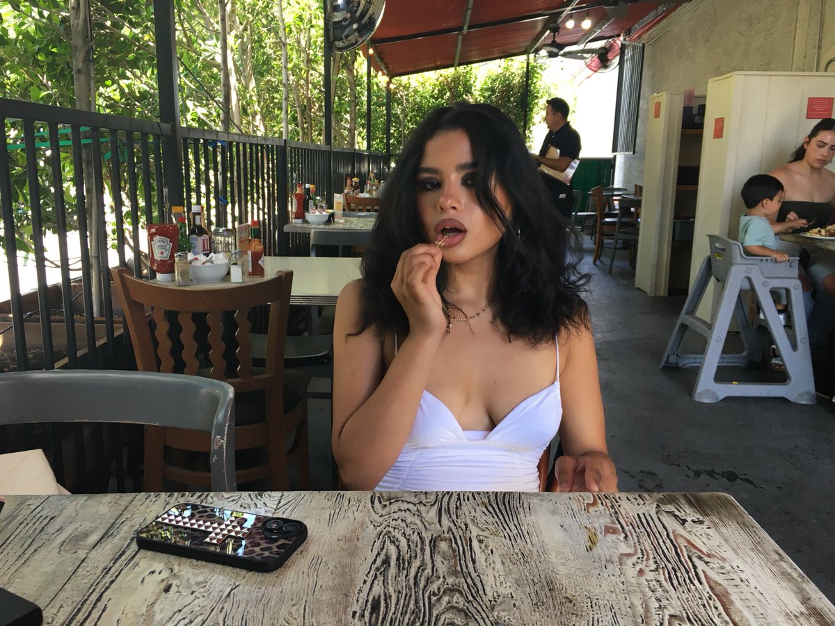 girlafraid00's tweet photo. chewing on your necklace until your food arrives > https://t.co/a7jZ4wnuDt