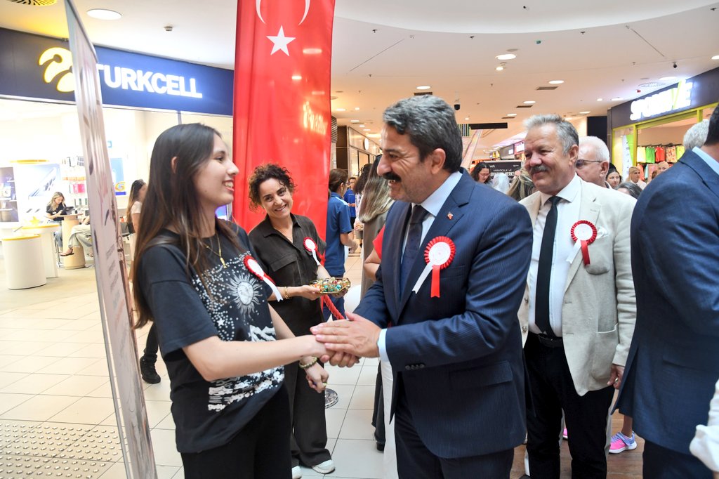 GSB_Eskisehir's tweet photo. 🎨🖌️ EMEK, SABIR VE SANAT KÜLTÜR VE SANAT SOKAĞI'NDA BULUŞTU!

KYK yurtlarımızda kalan öğrencilerimizin resim, ebru ve filografi kurslarında emek ve özveriyle hazırladığı eserler, Kültür ve Sanat Sokağı'nda vatandaşlarımızla buluştu.

@oa_bak @gencliksporbak https://t.co/pH6LByymHY