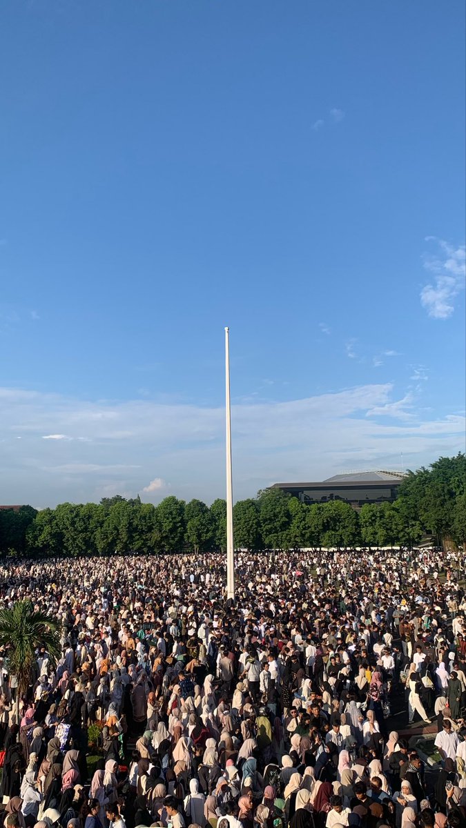 21you_'s tweet photo. tahun depan mw salat ied di lapangan pancasila lg plss (next harus kebagian di rumput si🧎🏻‍♀️) https://t.co/fXAgFGvB5y