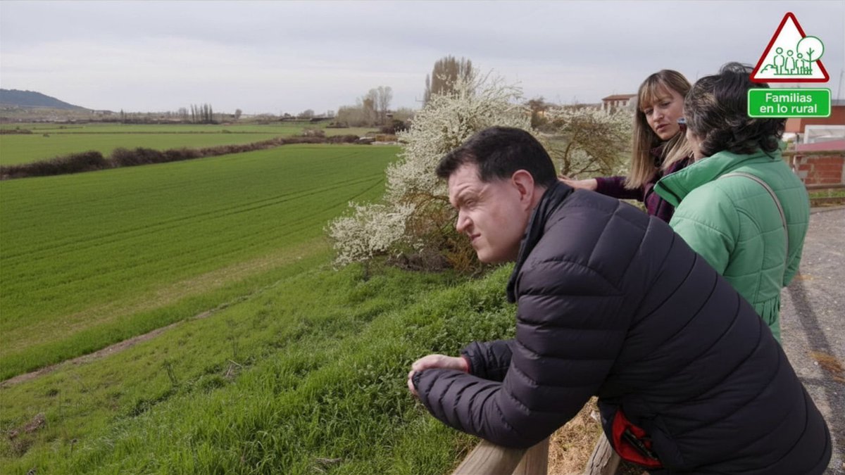 Fundacion_ONCE's tweet photo. 👉 @Plenainclusion reclama más recursos de cercanía para las familias de personas con #discapacidadintelectual que viven en el entorno rural.

Lo cuentan en #LecturaFácil 👇

https://t.co/lJzN7ju8aL https://t.co/qWaPmSPRIQ