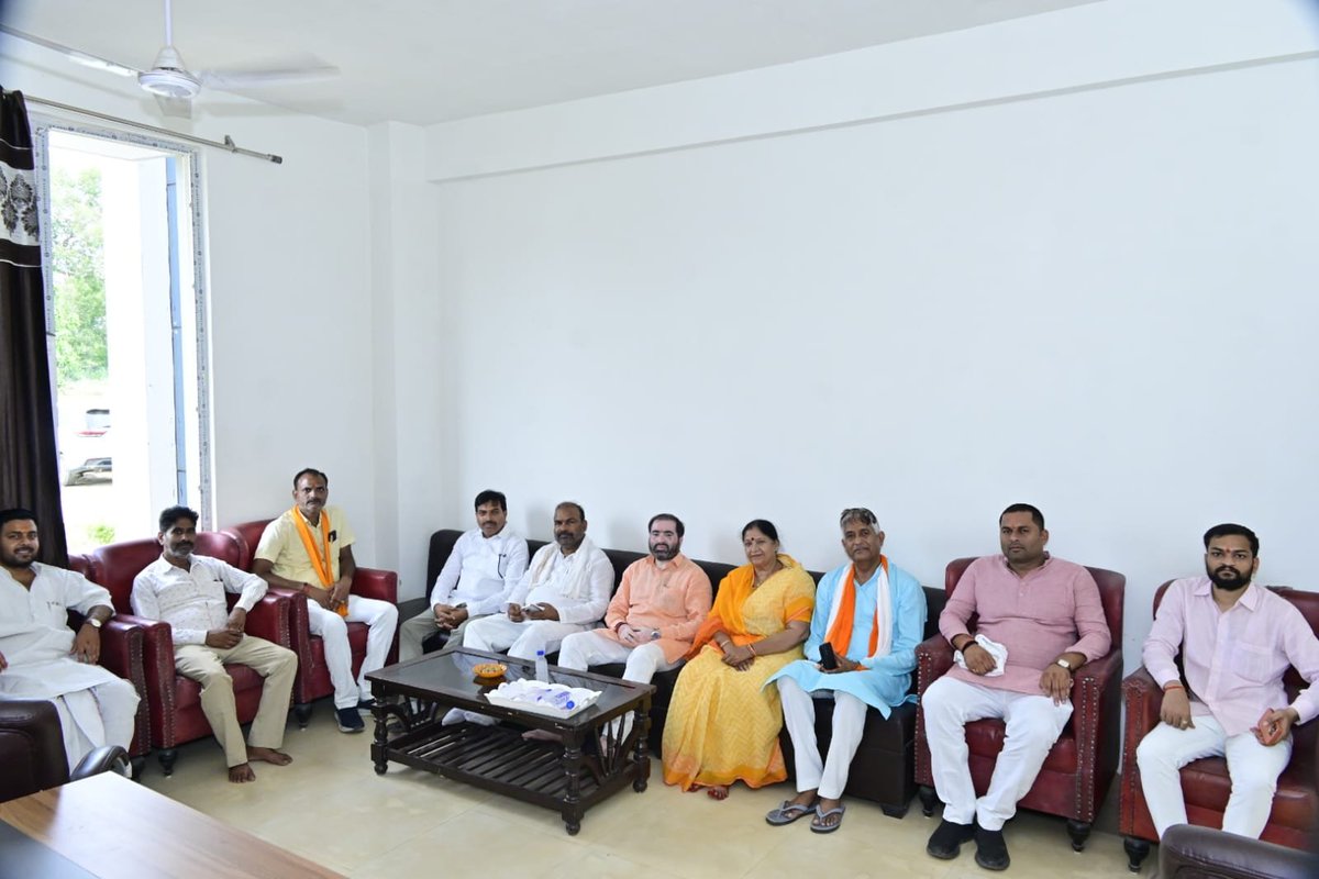 SatishSharmaBBK's tweet photo. विधानस��ा क्षेत्र दरियाबाद के अंतर्गत विभिन्न मांगलिक कार्यक्रमों में शामिल होकर परिजनों को शुभकानाएँ प्रेषित की एवं नगर पंचायत राम सनेही घाट में समाजसेवी श्री अखिलेश चतुर्वेदी जी द्वारा आयोजित श्री सुंदरकांड पाठ 🙏उपरांत आयोजित भंडारे में प्रसाद प्राप्त किया ।
@narendramodi @AmitShah @JPNadda @NitinNabin @myogiadityanath @kpmaurya1 @brajeshpathakup @blsanthosh @sunilbansalbjp @mppchaudhary @CMOfficeUP @UPGovt @BJP4UP @BJP4India