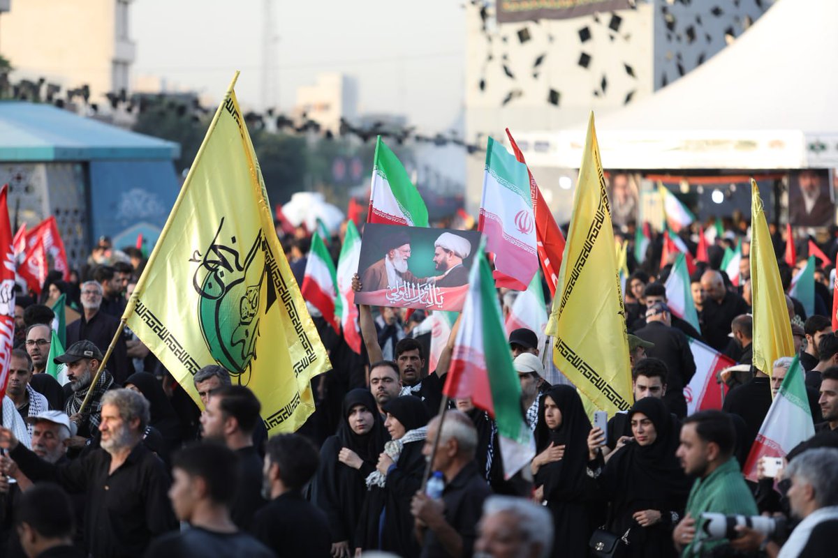 ayit_alali's tweet photo. كل شارع في طهران أصبح شاهداً على حب لا يوصف التشييع المهيب رسالة خالدة لكل الأحرار في العالم بأن طريق الحق مستمر.

#التشييع_المهيب https://t.co/4ICmzxERjm