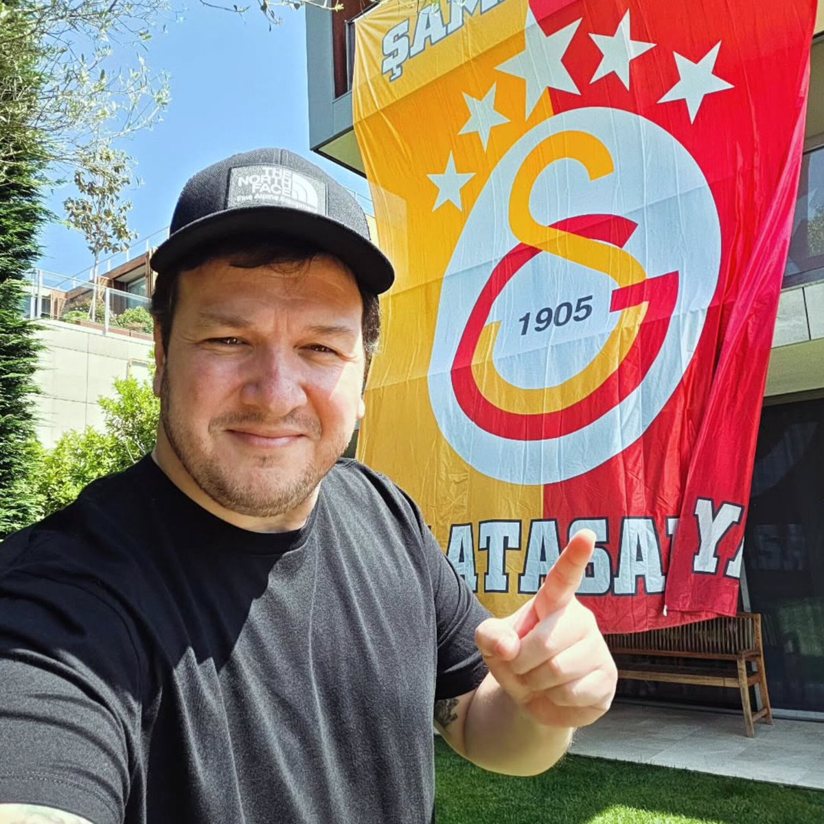 lemarcaspors_'s tweet photo. Şahan Gökbakar: "Ne kadar yönetici bağlantılı muhabir görünümlü PR'cı varsa nasıl hopladı hemen, yok Otelci ve Simit girişimcisi denirmiymiş de, hakaretmiş de…

Oteli olana otelci, simit zinciri olana simit girişimcisi denir. Hakaret değildir meslektir.

Bu iki mesleğe mensup değerli kişi Koskoca Galatasaray futbol takımına transfer yapamıyorsa, plansız ve programsız her sene bu çileyi çektiriyorsa ben milyonlarca taraftara ses olur fikrimi söylerim.

Siz muhabir görünümlü yönetici PR'cıları... Siz gerçekleri söyleyemezsiniz! Çünkü sonra içeriden bilgi alıp yayın yapamazsınız!

Zaten bu taraftarı kandırmak için söylediğiniz 10 şeyin 8'i palavra veya yönetici güzellemesi...

Burası Galatasaray. Burada fikri hür vicdanı hür üyeler, yönetime en sert eleştriyi yapar. O yüzden burası Galatasaray.

Bir gün ben yönetici olup böyle kötü yönetir ve transfer beceremezsem, o zaman "komedyen transfer yaparsa böyle olur" diyebilirsiniz. 

Not: Daha planlı olacağım kesin!"