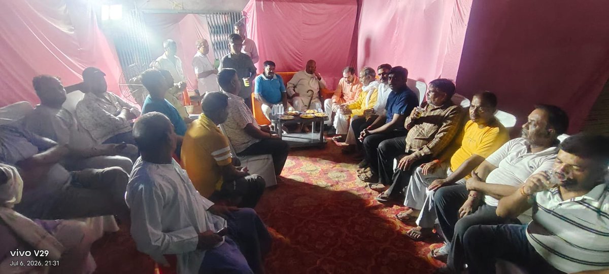 SatishSharmaBBK's tweet photo. विधानस��ा क्षेत्र दरियाबाद के अंतर्गत विभिन्न मांगलिक कार्यक्रमों में शामिल होकर परिजनों को शुभकानाएँ प्रेषित की एवं नगर पंचायत राम सनेही घाट में समाजसेवी श्री अखिलेश चतुर्वेदी जी द्वारा आयोजित श्री सुंदरकांड पाठ 🙏उपरांत आयोजित भंडारे में प्रसाद प्राप्त किया ।
@narendramodi @AmitShah @JPNadda @NitinNabin @myogiadityanath @kpmaurya1 @brajeshpathakup @blsanthosh @sunilbansalbjp @mppchaudhary @CMOfficeUP @UPGovt @BJP4UP @BJP4India