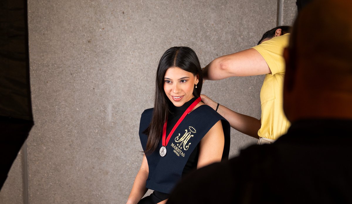 UMaristaMerida's tweet photo. Entre cámaras, sonrisas y muchas fotos 🎓✨📸

#SoyEgresadoMarista #bts https://t.co/oesFKbXNZw