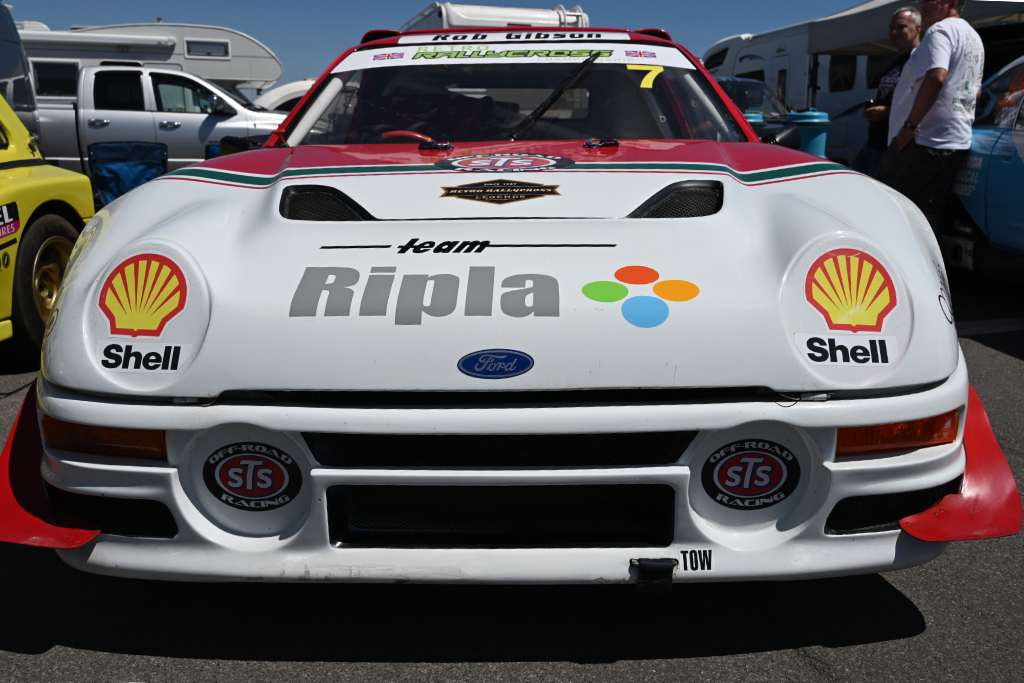 PaulInPewsey's tweet photo. Old skool cool at #Thruxton https://t.co/02Tt3hftIG