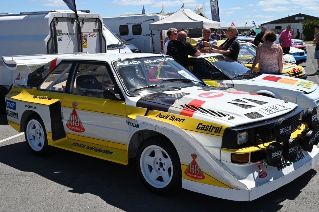 PaulInPewsey's tweet photo. Old skool cool at #Thruxton https://t.co/02Tt3hftIG