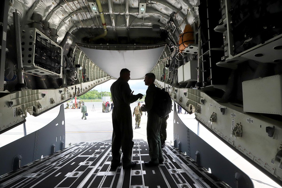 jana_cernochova's tweet photo. Dnes v Praze přistál první Embraer C-390 Millennium pro Armádu České republiky. Mám radost. ❤️ Krásný a hlavně konkrétní výsledek rozhodnutí vlády Petra Fialy modernizovat naši armádu. Těch 42 trestních oznámení od @AndrejBabis a jeho boys mi za tyhle super momenty stejně stojí, protože mám úplně čisté svědomí. 💪🏻

Mimochodem - 6.6.2022 tento typ transportního letounu poprvé přistál na letišti v Pardubicích, protože jsem chtěla na vlastní oči vidět, že do něj na úplnou pohodu vjede naše těžká technika (Pandur s kompletní věží), vzlétne i přistane…. A pak si teprve můžeme s firmou sednout ke stolu a začít jednat dál. Stalo se a dneska tohle éro máme doma. 👍🏻
Tohle není letadlo „na parádu“. Je to schopnost, kterou stát potřebuje: rychlá přeprava vojáků, techniky a materiálu, pomoc při evakuacích, hašení požárů, humanitárních operacích i při plnění spojeneckých závazků. Silná armáda se nebuduje na tiskovkách a konferencích, ale rozhodnutími, smlouvami, investicemi a trpělivou prací, jejíž výsledky jsou vidět až po čase. A obrovskou odvahou ministra obrany, premiera @P_Fiala a ministra financi @Zbynek_Stanjura.

Dnes jeden takový výsledek naší práce přistál na Ruzyni a ve Kbelích. A to je sakra dobrá zpráva pro Armádu České republiky i pro bezpečnost naší země. 🇨🇿✈️
Hrozní jsme byli, že jo…. 🤷🏼‍♀️