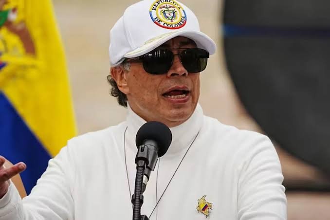 santiuribedel10's tweet photo. Gustavo Petro no va a entregar el poder el 7 de agosto, dirá que Abelardo se robó las elecciones y le pedirá a sus discípulos que desde el 6 de agosto se vayan todos para la Casa de Nariño a protegerlo.

Guarden este trino. https://t.co/1TTBafzbO2