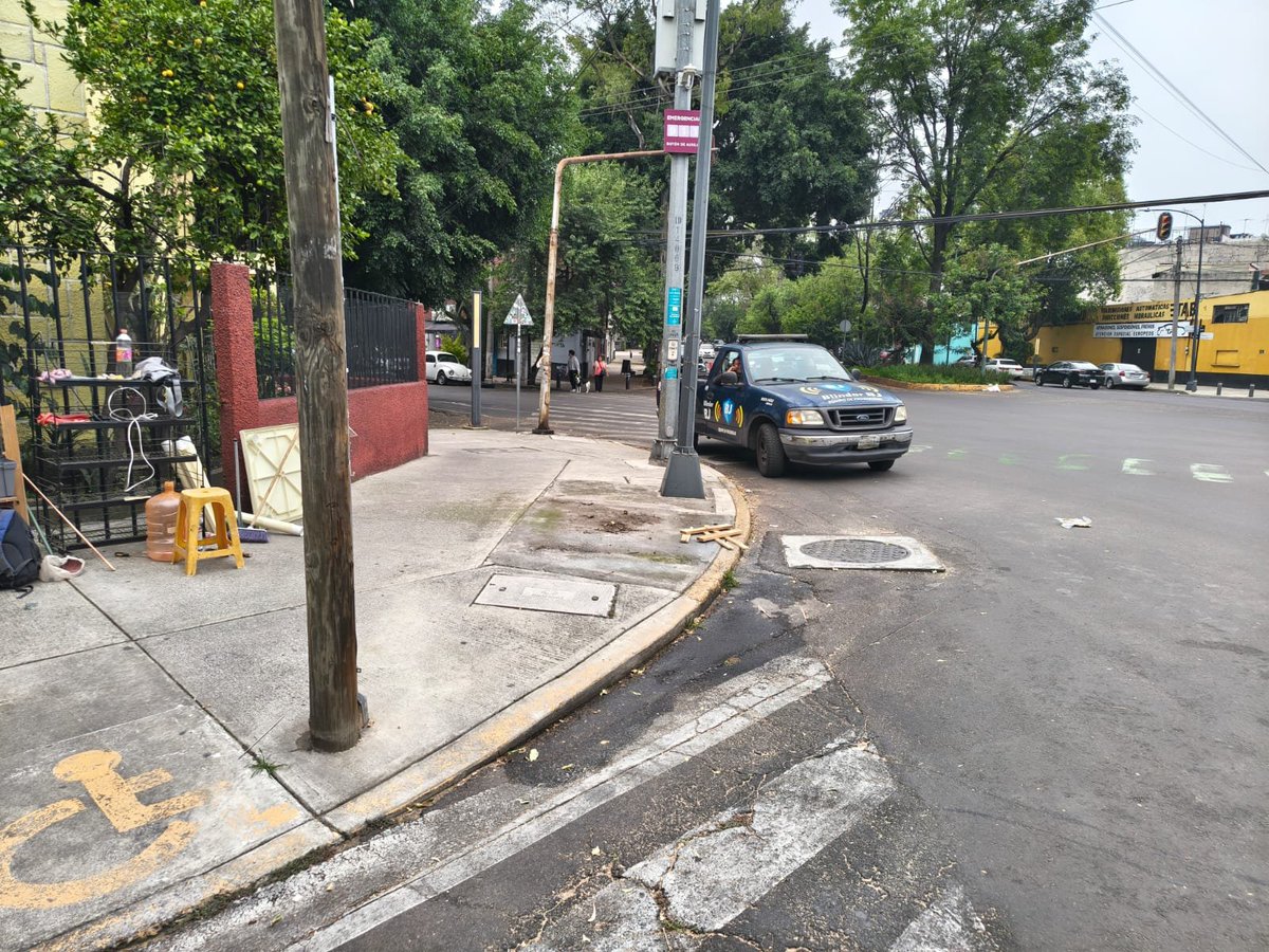 LuisMendozaBJ's tweet photo. Vecinos, no se dio ningún permiso para ese puesto, por lo que el personal de Vía Pública de la alcaldía acudió a retirarlo.
En Benito Juárez, #OrdenYSeguridad. https://t.co/yuZHRO2Ldm