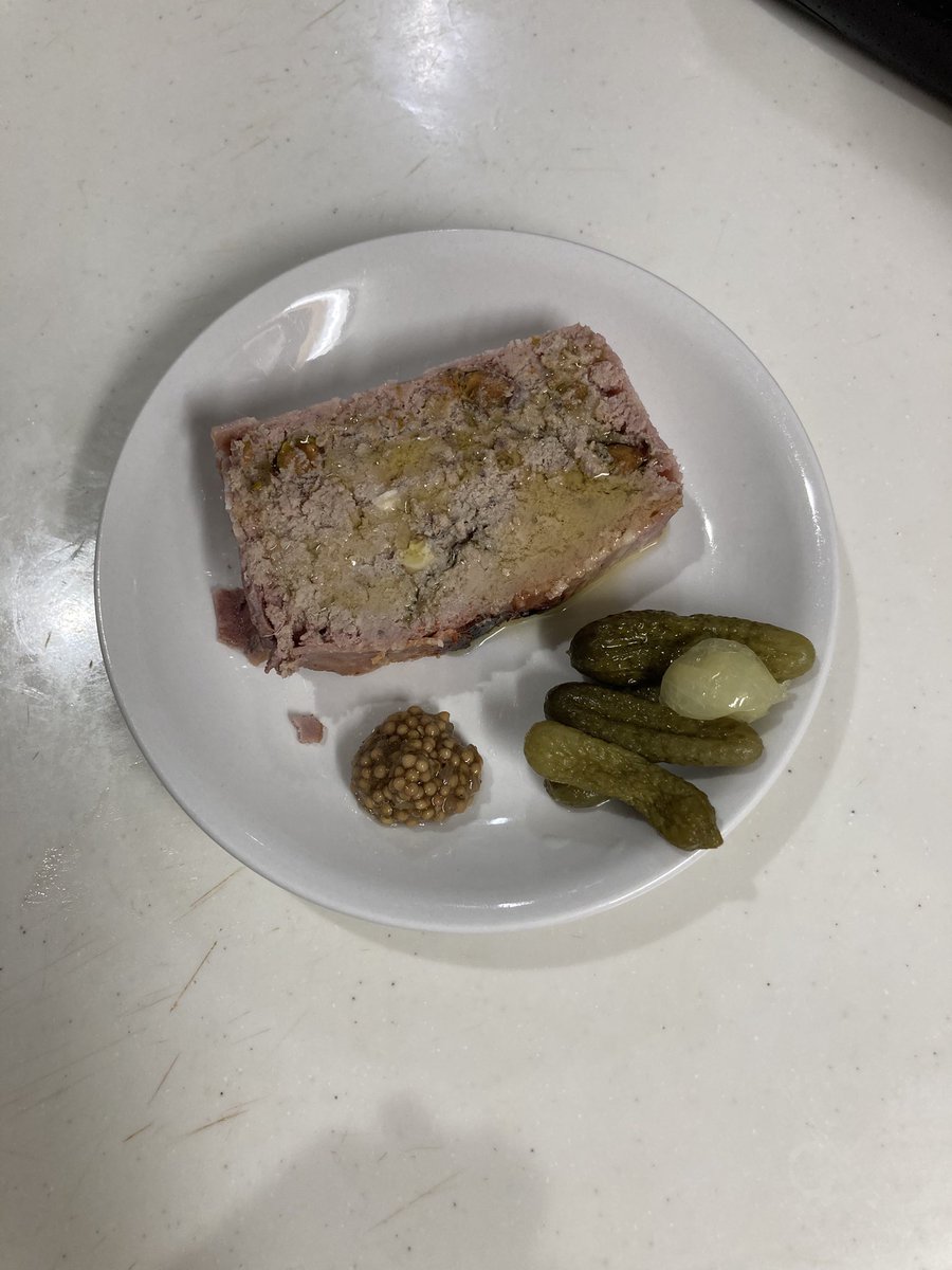 eitake_'s tweet photo. パテドカンパーニュ作った

夜勤明けから作って力尽きて寝たので深夜に味見

うま！（*´д`*）

ピスタッチオと胡桃入り！

塊2個作ったので1個は冷凍熟成してみる

味がまとまるらしい，知らんけど https://t.co/r98aVvau6k