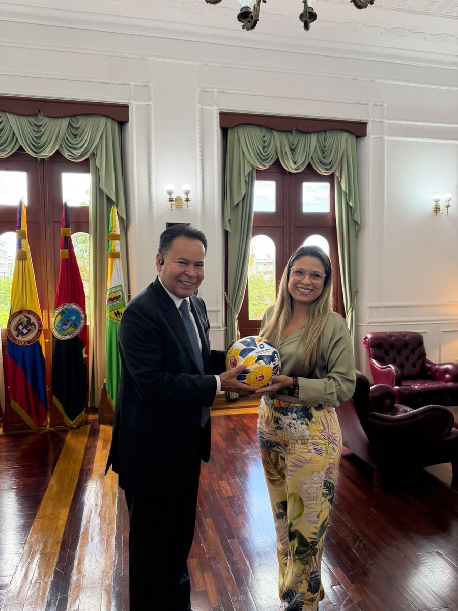 GoberNorte's tweet photo. 🇨🇴 Un símbolo de Colombia llega a #NorteDeSantander.

Recibimos de @PROCOLOMBIACO el balón representativo de “Colombia, el País de la Belleza”, entregado aL gobernador @williamndes_ por la directora regional, María Carolina Ramírez Orrego. ⚽ https://t.co/OcxHttz4hV