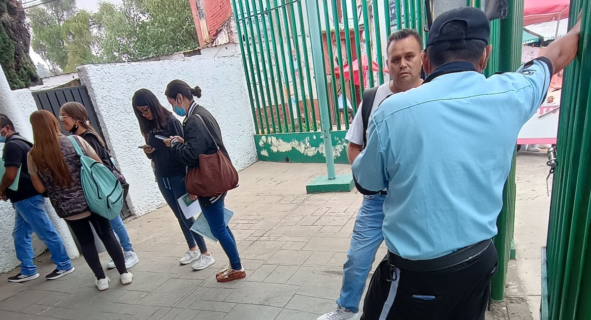 VicktorArce's tweet photo. Oigan @Tu_IMSS qué pasa aquí?
En la puerta te exigen de muy mala manera traer cobrebocas o te niegan la entrada, aunque tengas cura, pero ya adentro se le olvida o hasta ellos (guardias) no lo usan.
Esto fue ahorita en la clínica 18 https://t.co/bZ9fOijHSk