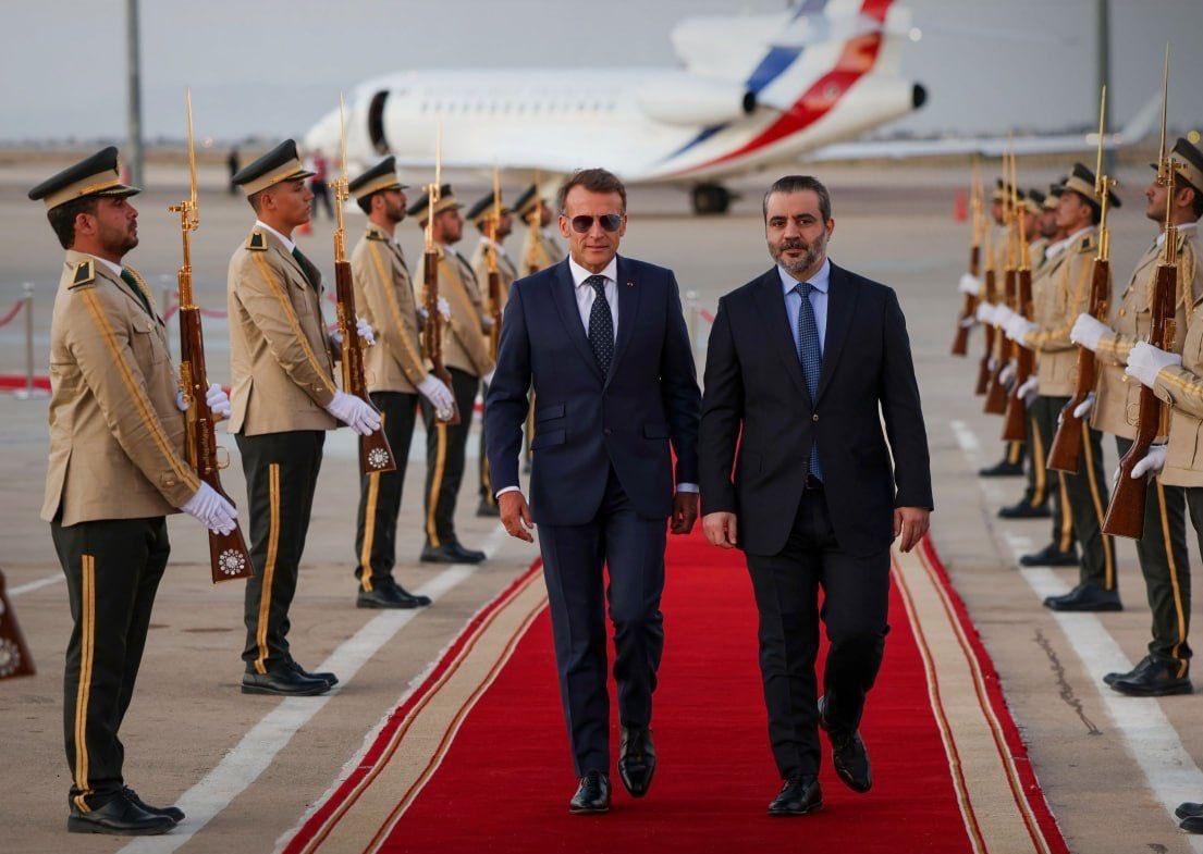 m__almasmari's tweet photo. رئيس فرنسا العظمى يصل دمشق وفي استقباله وزير الخارجية السوري 

هكذا تبنى الدول وتفرض نفسها  
لا بالشعارات الطائفية والخطابات الكاذبة وفرض الأيدلوجيات وحشو عقول الناس ￼ https://t.co/qBt0wCxGMU