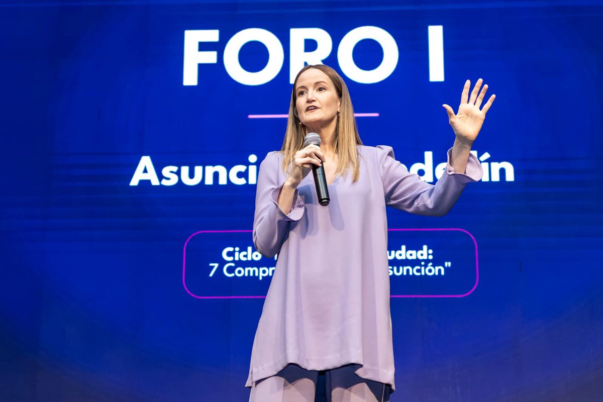 KontenidosPY's tweet photo. 🏙️ SOLE NÚÑEZ PROMETE “RESCATAR ASUNCIÓN” Y ASEGURA: “QUIERO QUE LA CAPITAL VUELVA A FUNCIONAR”

La candidata a la Intendencia de Asunción por la Alianza Juntos por Asunción, Soledad Núñez, presentó sus principales compromisos durante el Primer Foro Urbano Asunción–Medellín, organizado por el Consejo de Desarrollo de Asunción.

Durante su intervención, Núñez afirmó que su principal objetivo es recuperar la capital y devolverle el protagonismo que, según sostuvo, ha perdido por años de mala gestión.

🗣️ “Quiero ser la intendenta que haga que Asunción funcione. Que al término de mi mandato, Asunción vuelva a ser la capital que nos llene de orgullo.”

La candidata también respaldó la iniciativa denominada “7 Compromisos para Asunción”, que plantea reformas en áreas como la modernización municipal, movilidad urbana, revitalización del centro histórico, espacios públicos, descentralización y el desarrollo de la Franja Costera.

Además, responsabilizó a la negligencia y a las administraciones de las últimas décadas por la situación actual de la ciudad.

🗣️ “No hay que resignarnos a tener una ciudad caótica y abandonada. Hay un responsable: la negligencia y la mala gestión de décadas; por ello las reformas son impostergables.”

Como ejemplo de transformación urbana, Núñez citó el caso de Medellín, señalando que buscará aplicar principios similares en Asunción, basados en la planificación, la innovación, la participación ciudadana y una gestión eficiente.

Finalmente, invitó a la ciudadanía a conocer las 20 medidas urgentes que propone ejecutar durante sus primeros 100 días de gobierno, en caso de ser electa intendenta.